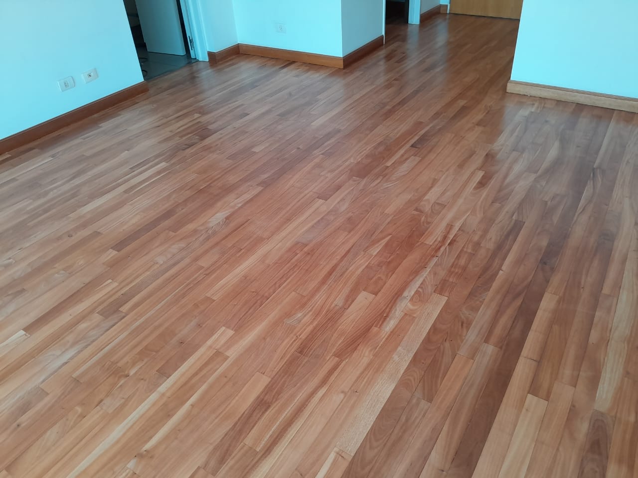 Piso de madera recién reparado, brillante y en óptimas condiciones.